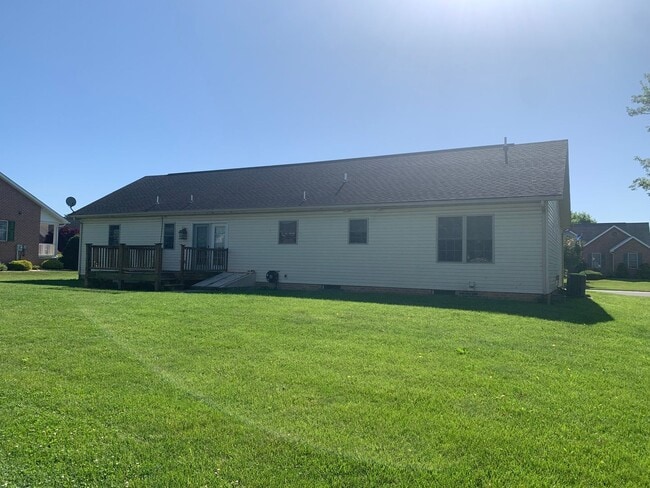 Building Photo - CONTRACT PENDING!! Lovely single family, brick rancher home with 3 beds/2.5 baths!!
