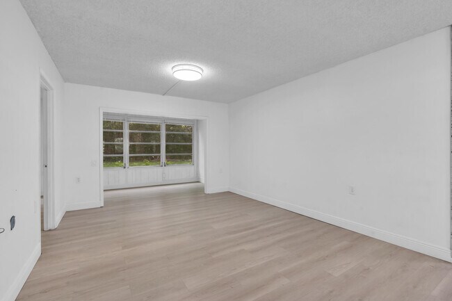 Building Photo - 1102 Bahama Bend