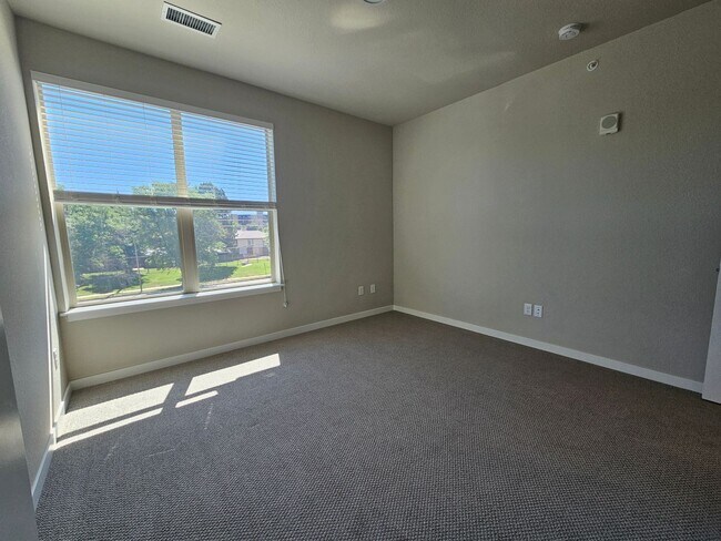 Building Photo - Gorgeous and Bright 2 Bed 2 Bath Large 3rd...