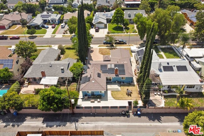 Building Photo - 6672 Bobbyboyar Ave