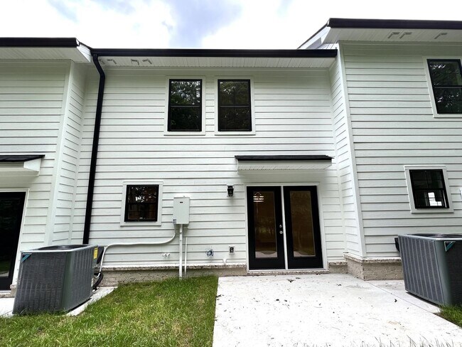 Building Photo - TOWNHOME ON WEST SIDE NEAR FIVE OAKS GOLF ...