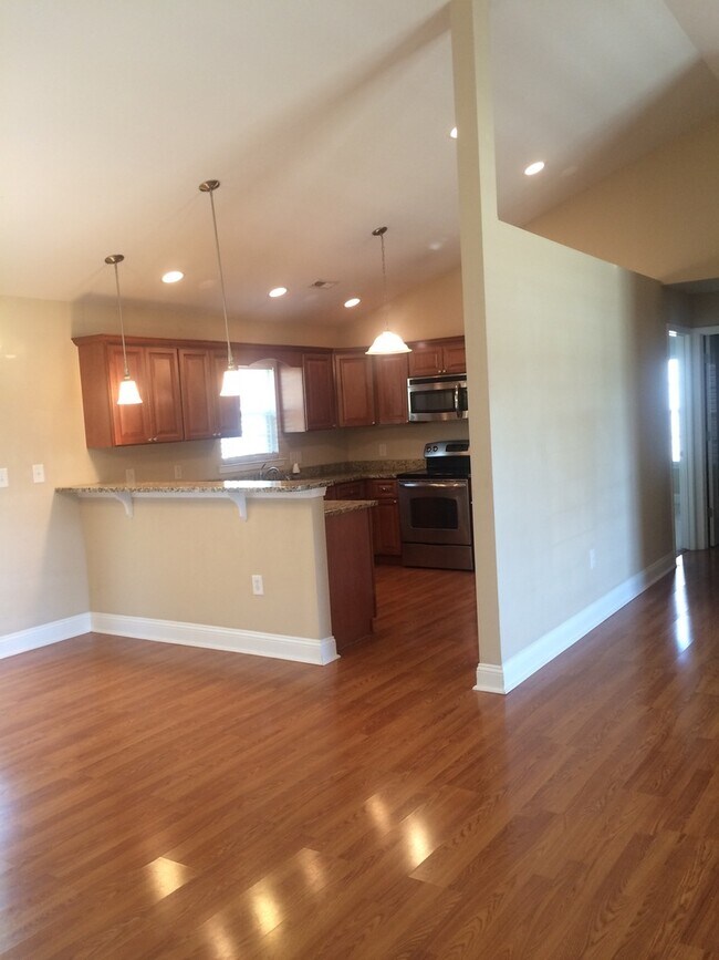 Building Photo - Available in September: 4 Bedroom 2 Bathro...