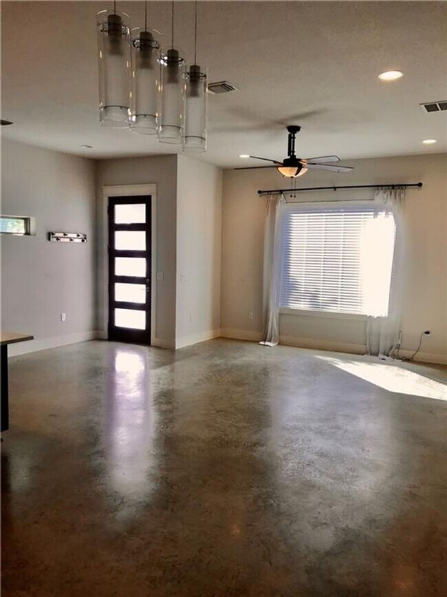 Building Photo - Central Austin / 3 bedroom, 2.5 baths / Mo...