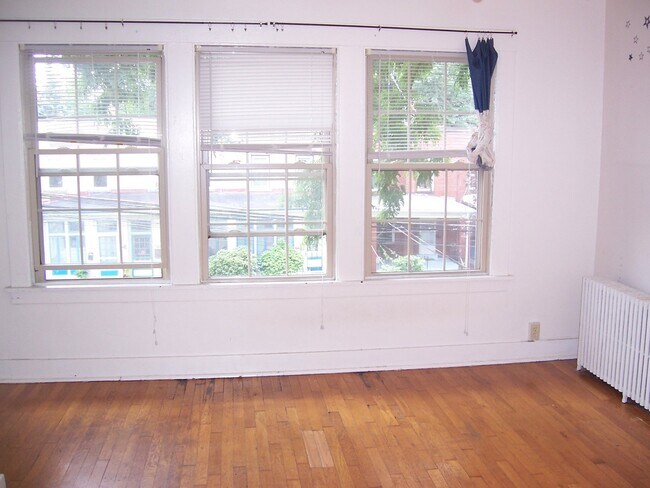 Building Photo - 5923 Douglas St