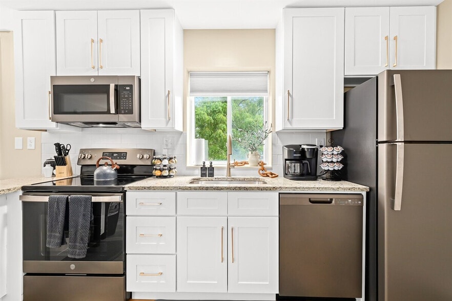 Building Photo - 18423 Sharon Ln