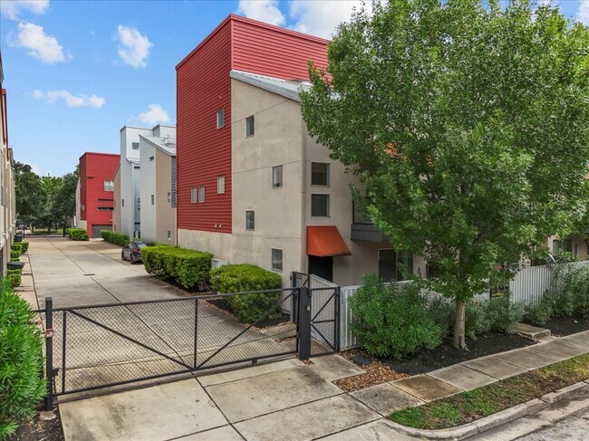 Building Photo - 2453 Wentworth St