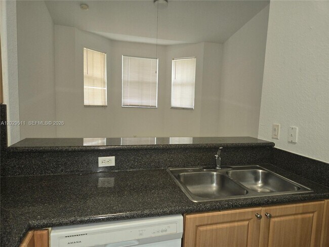 Building Photo - 1658 SE 28th Ct