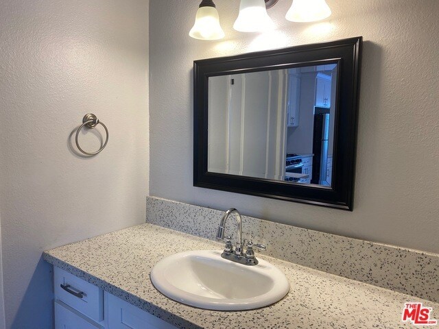 Building Photo - 833 N Normandie Ave