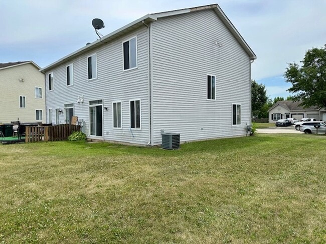 Building Photo - Newly Updated 3 Bedroom 2.5 Baths. One Car...