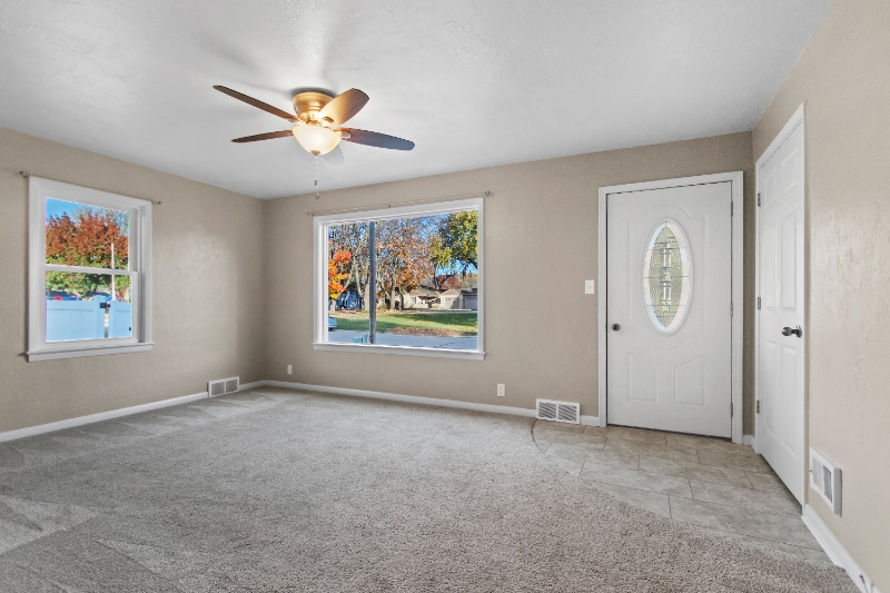 Building Photo - 504 W 1st St