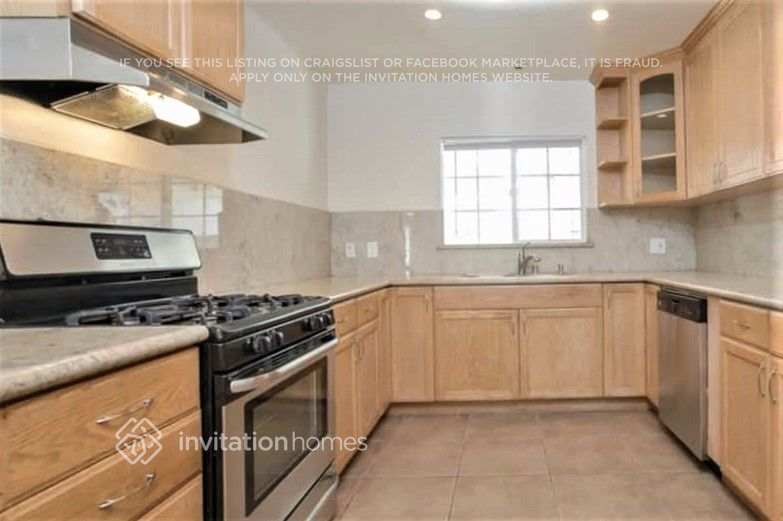 Building Photo - 17552 Cantara St