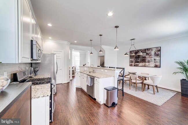 Building Photo - 947 Harrison Cir