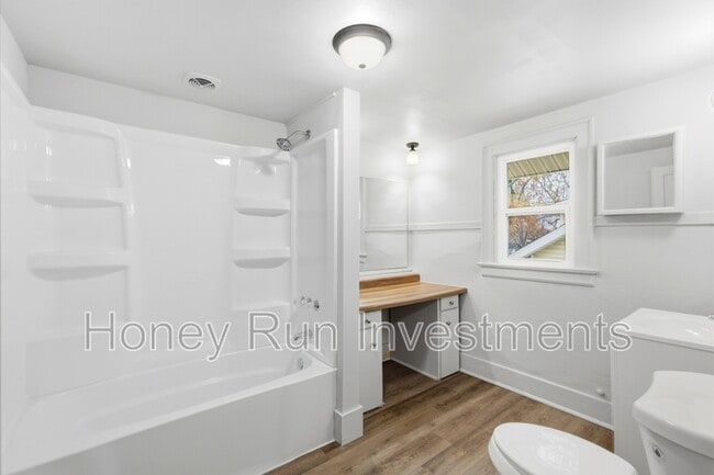 Building Photo - 607 W Grand Ave