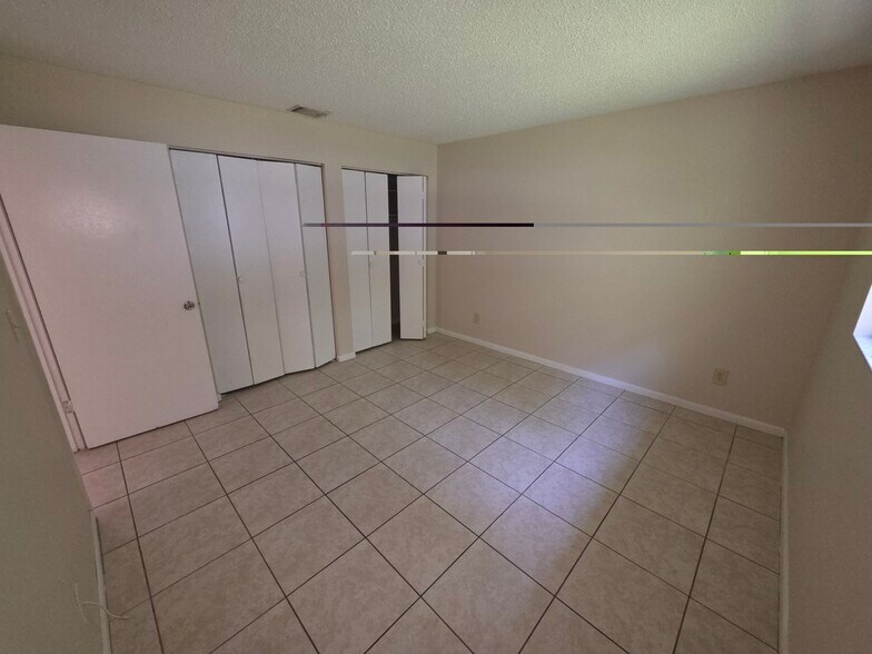 Spacious bedroom with lots of closet space - 5111 SE 29th St