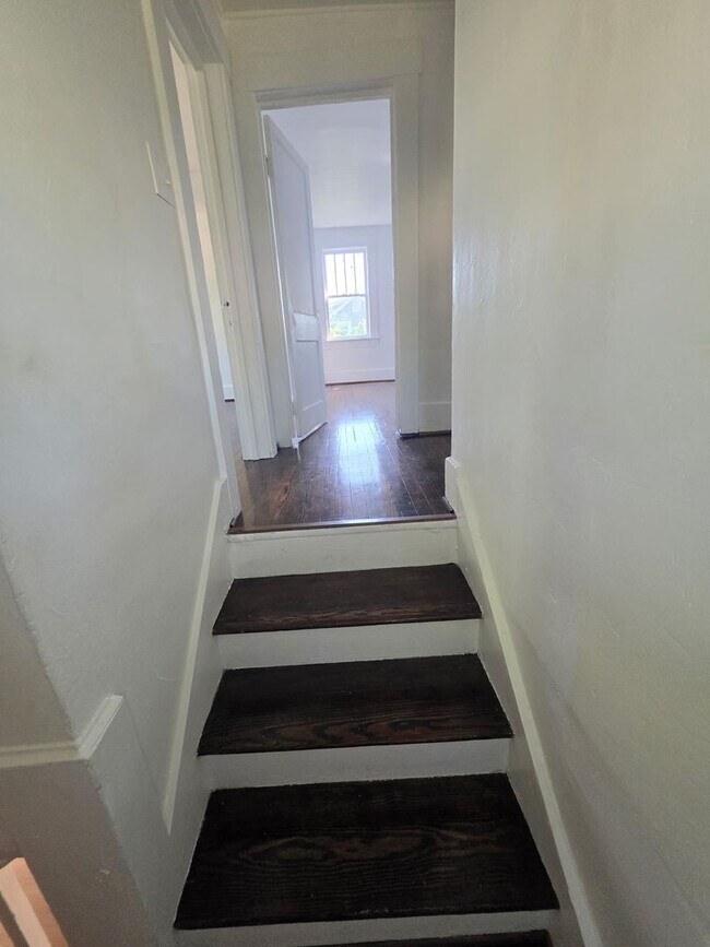 Building Photo - 3 br 1 bath house