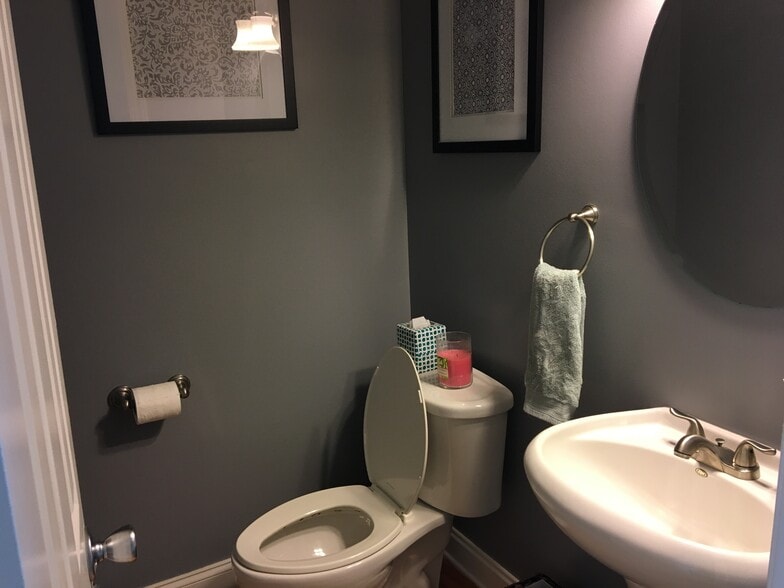 Downstairs Half Bathroom - 4734 Hunter Crest Ln