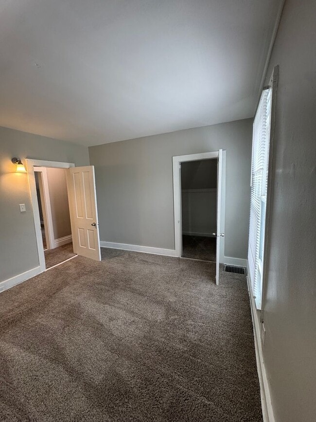 Building Photo - Spacious Four Bedroom House Close to Downt...