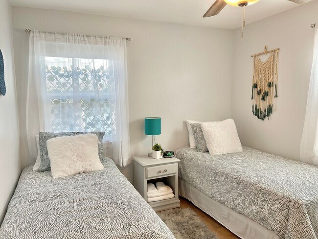 Building Photo - 3945S- The Sunset Lane Cottage | FURNISHED