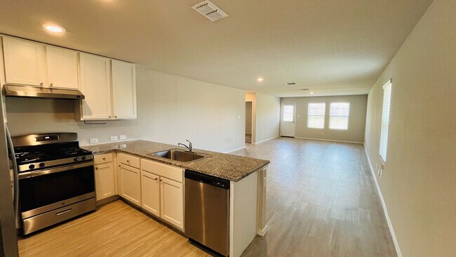 Building Photo - Spacious 4BR w/ Large Backyard – Close to ...