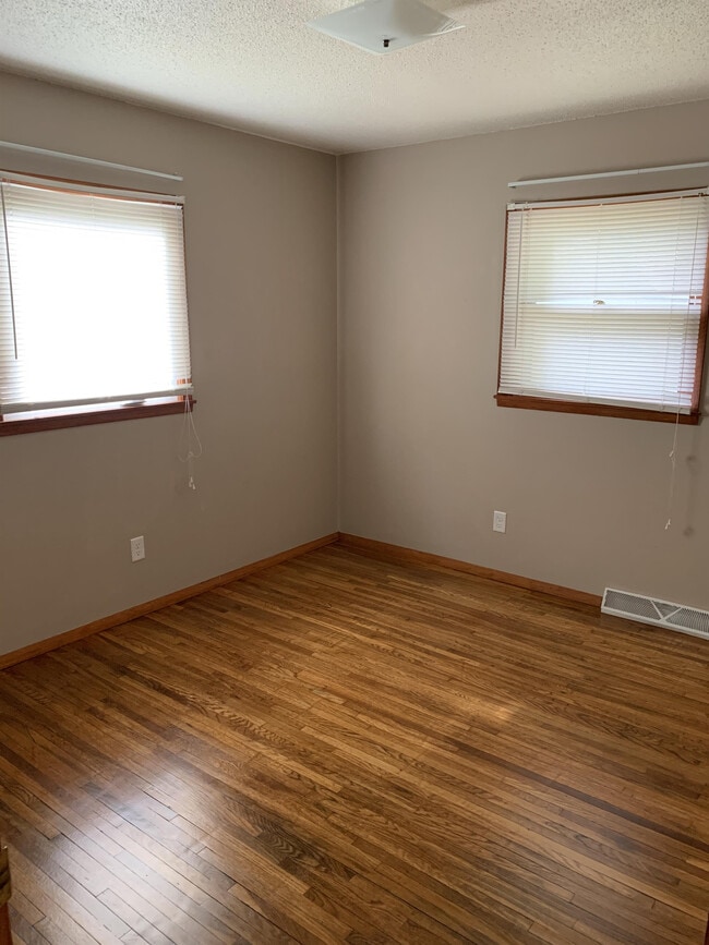 Building Photo - 513 W Clark St