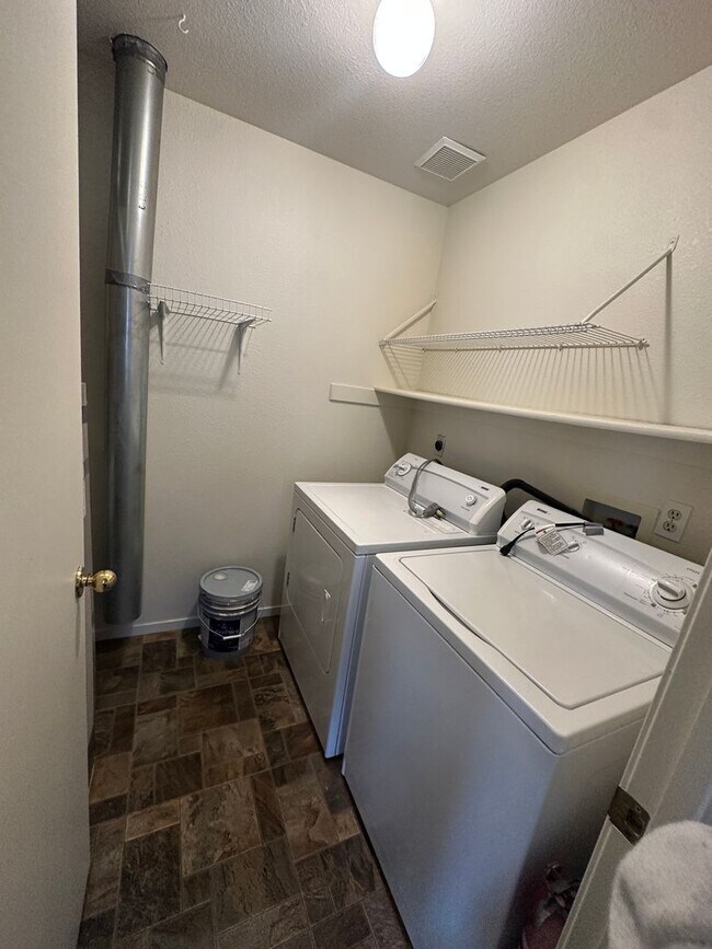 Building Photo - 2 Bedroom Unit for Rent