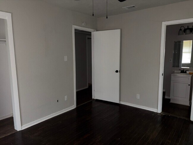 Building Photo - 6122 Glenhurst Dr