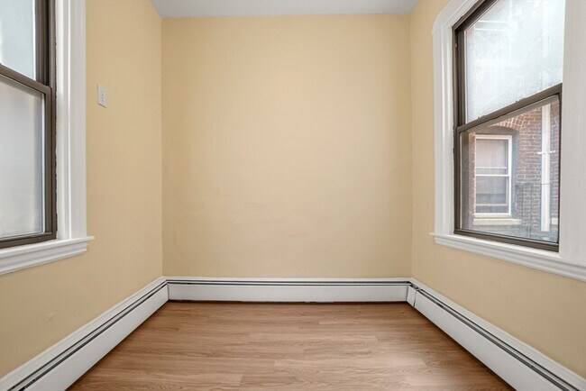 Building Photo - 58 Charles St S