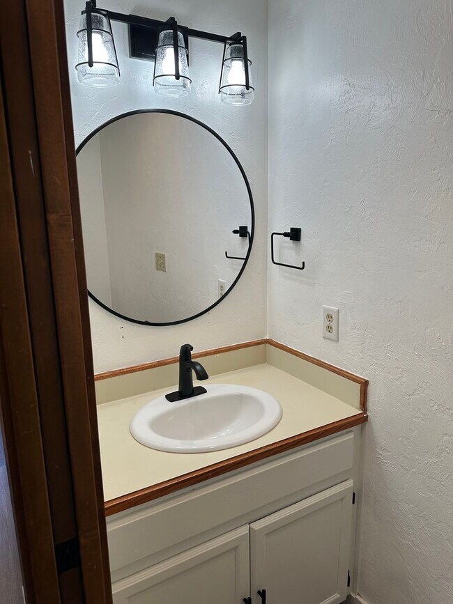 Building Photo - Updated 3 bedroom 1.5 bath house in Eugene!