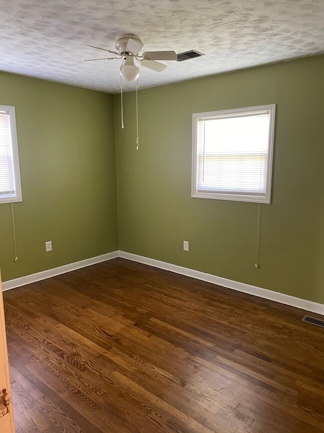 Building Photo - 4 bed 2.5 bath