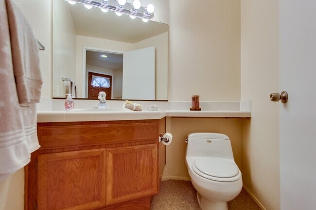 Building Photo - Spacious Townhome in University City for Rent!