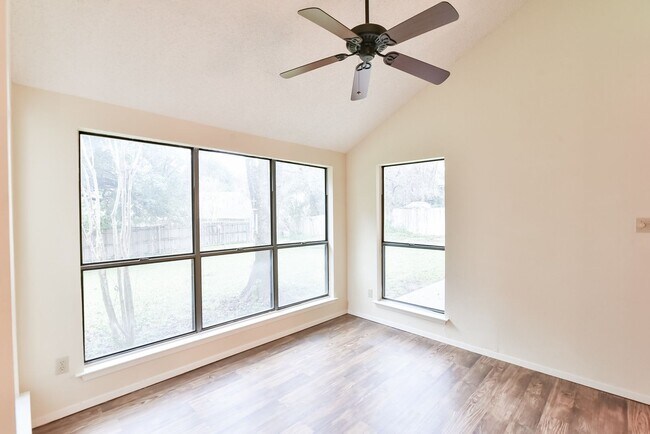 Building Photo - Luxury Living on Lake Arlington