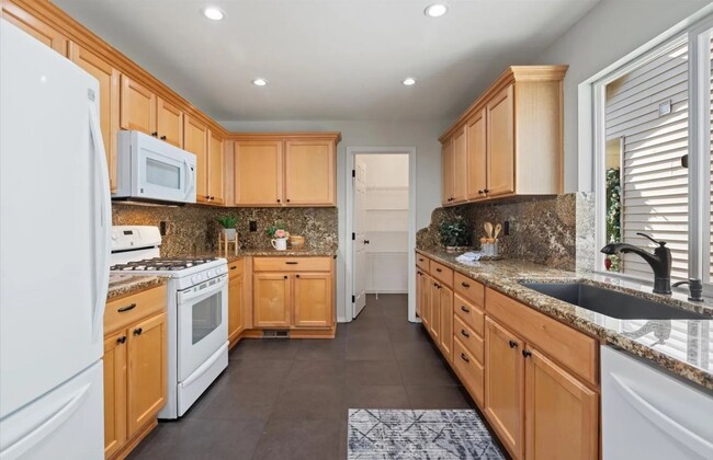Building Photo - Welcome to this beautiful 3-bedroom, 2.5-b...