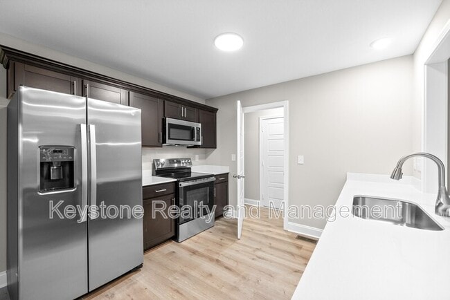 Building Photo - 3800 Roscommon Way