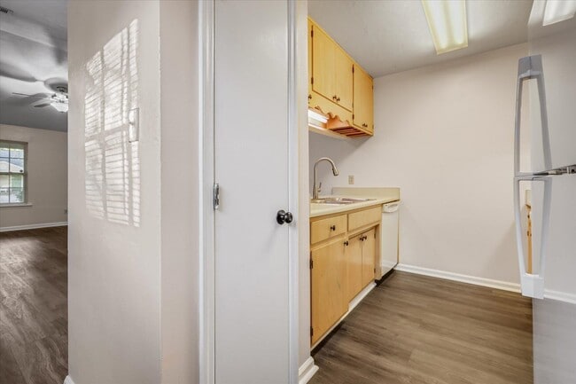 Building Photo - 1901 Gina Dr