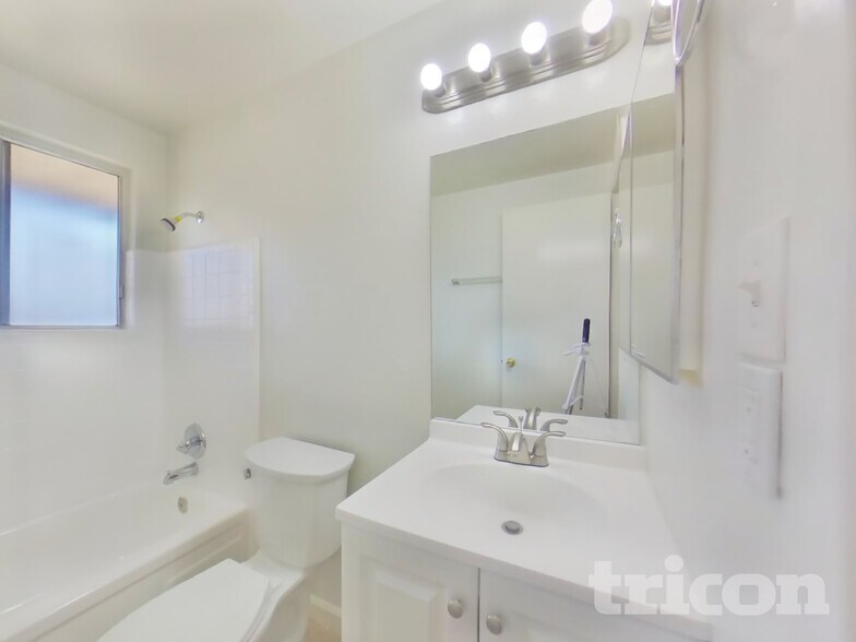 Building Photo - 3830 W Royal Palm Rd