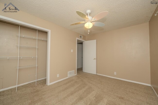 Building Photo - 5222 Jamaica Dr