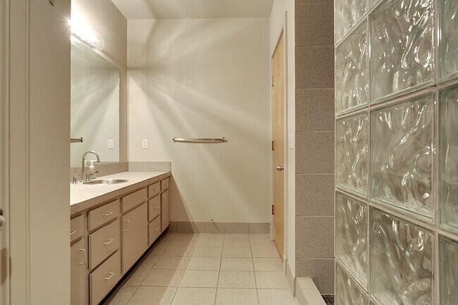 Building Photo - 441 Gravier St