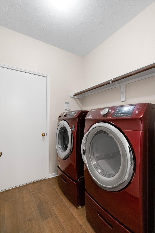 Building Photo - 8810 Willow Spur Dr