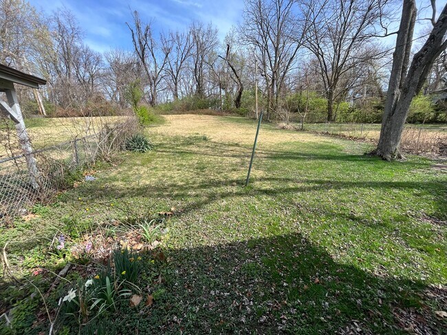 Building Photo - Recently Renovated Three Bedroom Move In R...