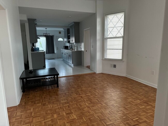 Building Photo - 143 W 2nd St