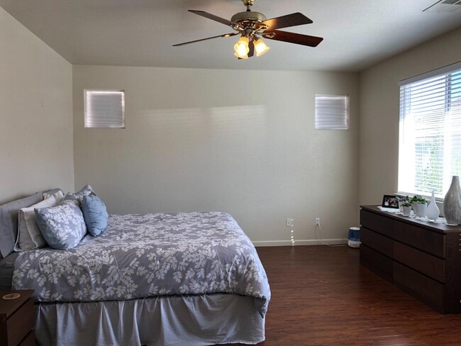 Building Photo - 1868 White Sands St