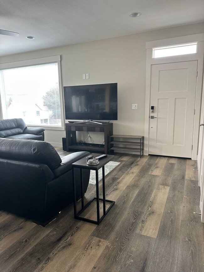 Building Photo - Year Round Rental- 4 bedroom, 2.5 bath in ...