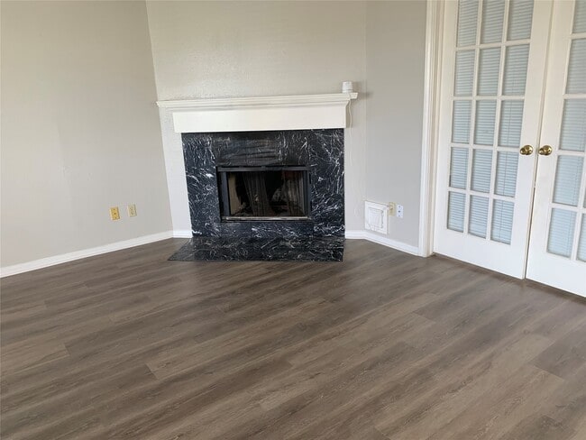 Building Photo - 585 Warsaw Dr