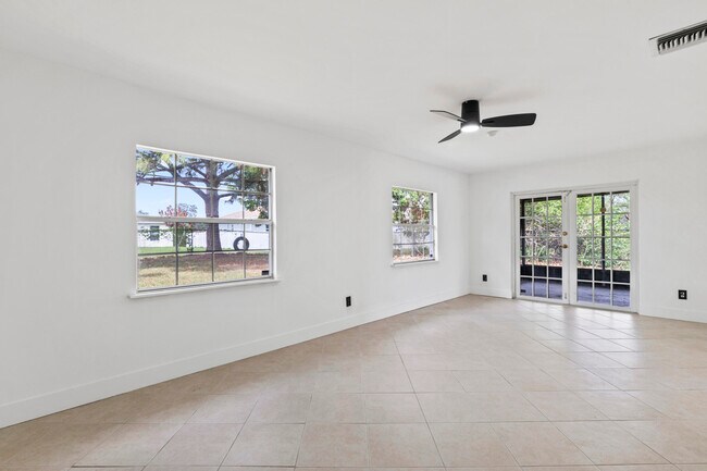 Building Photo - 106 NW Curtis St