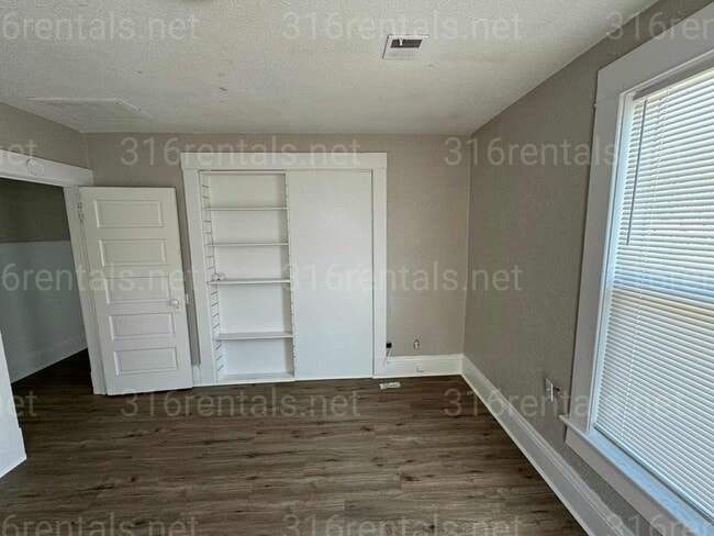 Building Photo - $825 - 2 bedroom/ 1 bathroom - Duplex