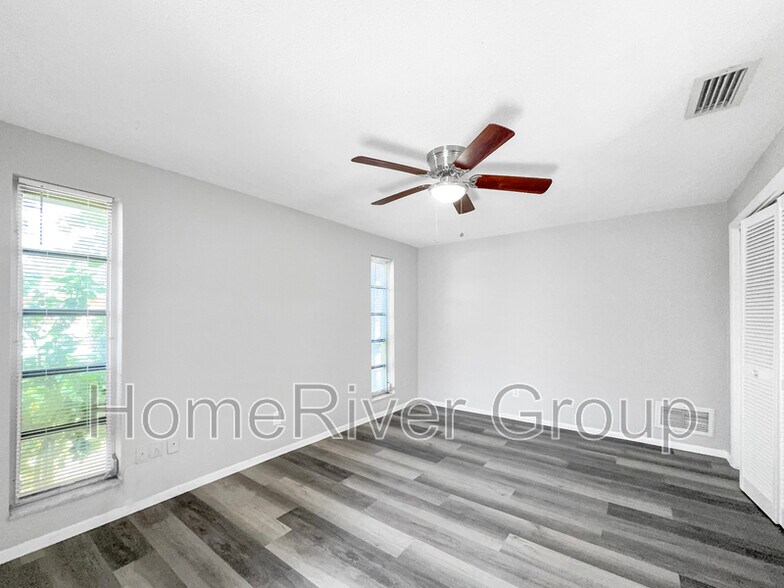 Building Photo - 928 Parkwood Dr