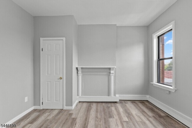 Building Photo - 9 E Monroe St