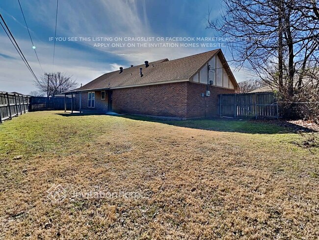 Building Photo - 525 E Jay Ct