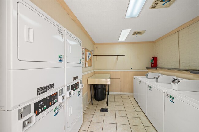 Building Photo - 8245 Kingsbrook Rd