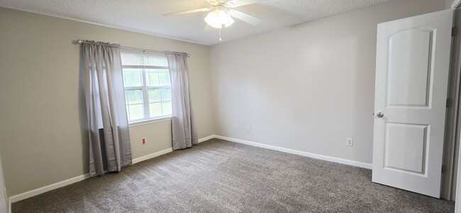 Building Photo - 930 Poppleton Dr